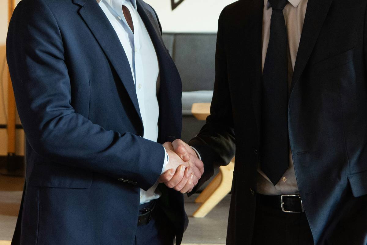 Low Context Etiquette Training: 7 Proven Tips to Avoid Costly International Blunders